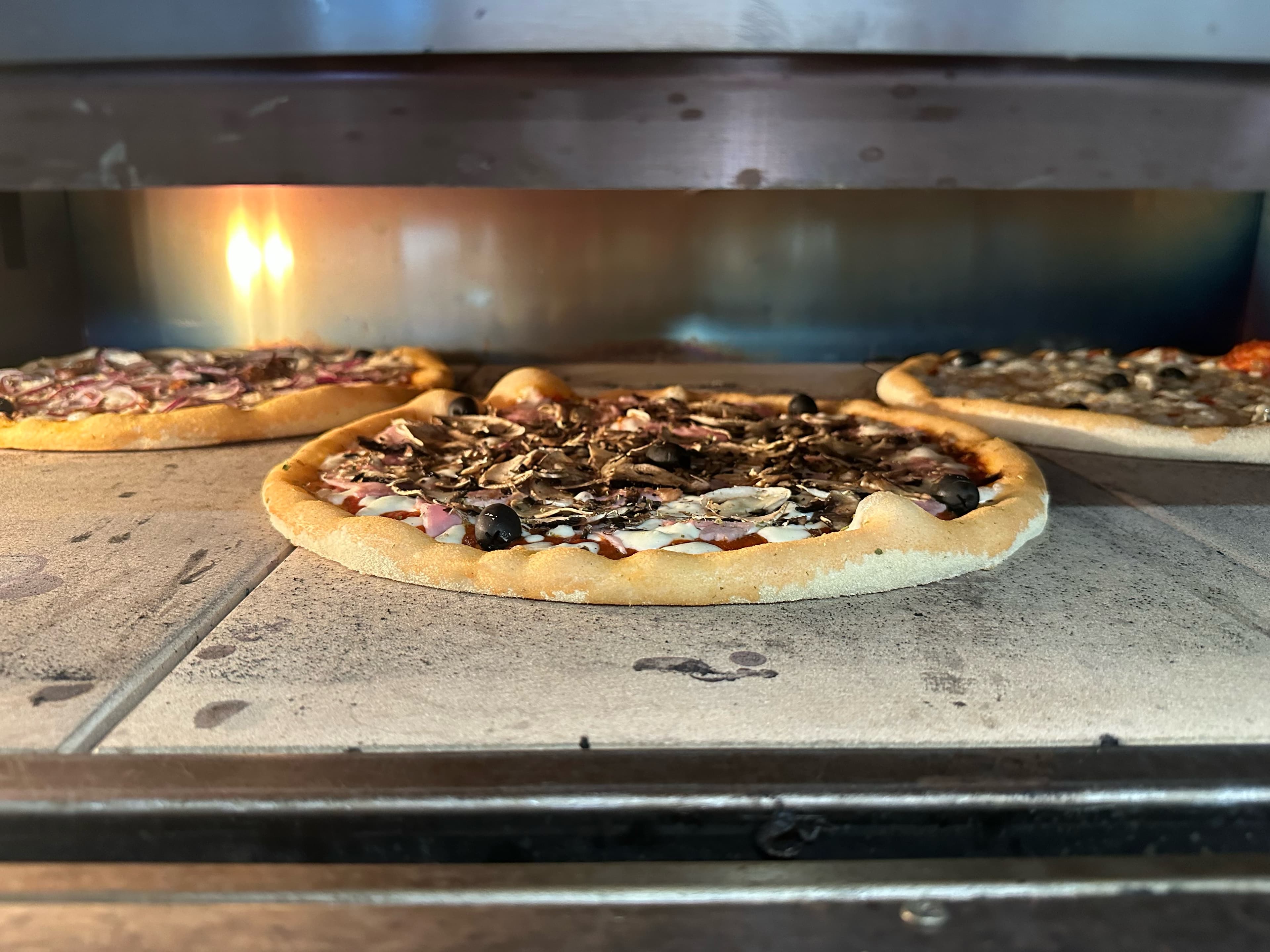 Ambiance Pizza Home 1